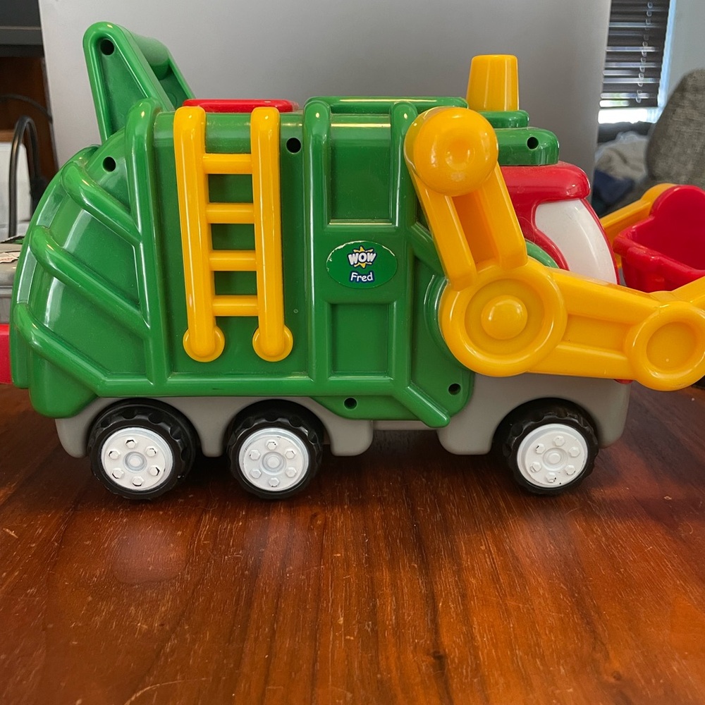 Flip & Tip Fred Wow garbage truck